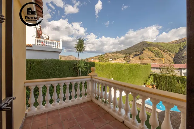 CHALET CON PISCINA Y JARDÍN A SOLO 10 MINUTOS DE GRANADA — 35