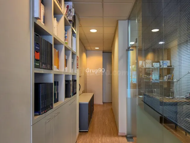 ? Amplio Local Esquinero de 300 m2 en Excelente Estado en La Nova Balàfia — 21