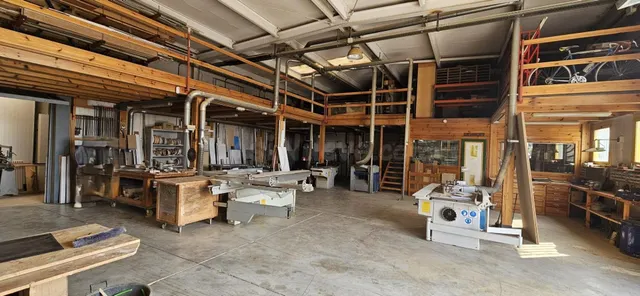 Nave Industrial con Licencia de Carpintería y Equipamiento C
