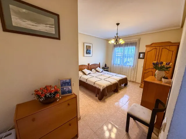 Amplio chalet pareado en El Chaparral — 4 dormitorios, 4 baños, piscina privada y gran parcela — 13