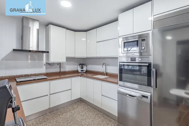 Amplia casa de 182 m2 con patio, gran sótano y a menos de 5 minutos del metro — 7