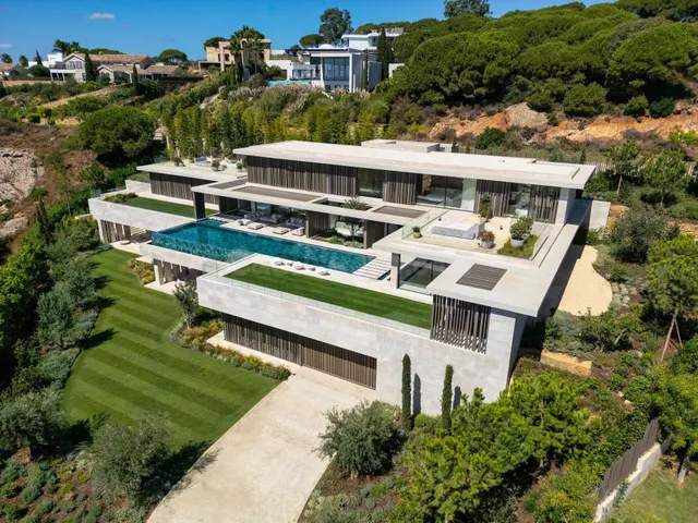 VILLA DE LUJO EN LA RESERVA DE SOTOGRANDE CON VISTAS AL MAR