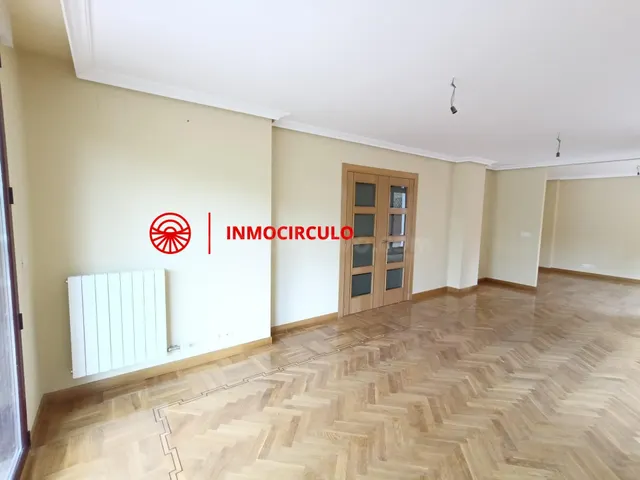 Exclusivo Chalet Pareado Junto al HUBU: Tu Oasis Urbano en Burgos — 4