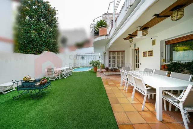Gran casa en Mataró con jardín, piscina y 2 garajes en ubica - foto 2