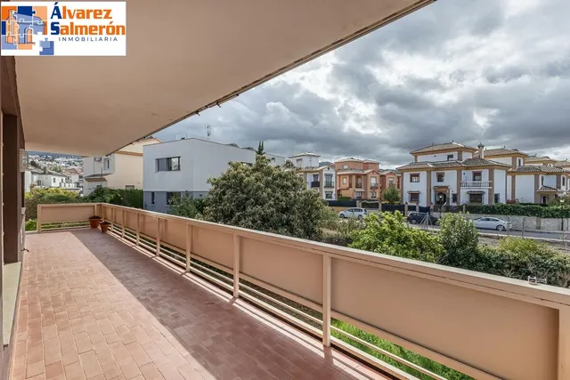 Gran casa con parcela y piscina en Cájar — 27