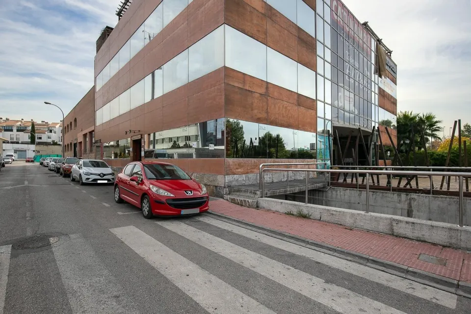 Espectacular edificio a las puertas de Granada , con un uso terciario , con 5 plantas.