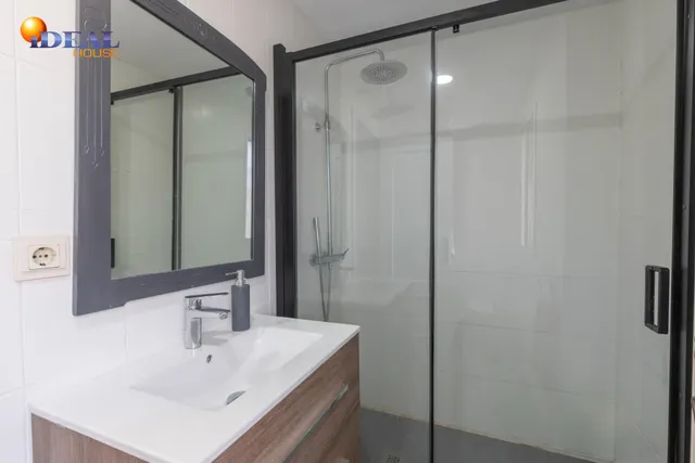 Casa independiente con piscina en La Zubia. — 32