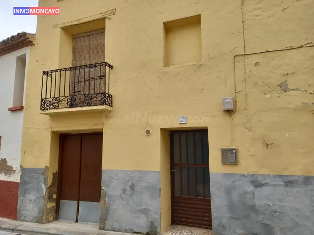 Se vende casa con solar anexo en el centro de Novallas - foto 5