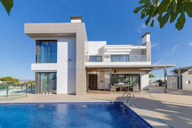 ESPECTACULAR VILLA MODERNA EN LOS BALCONES