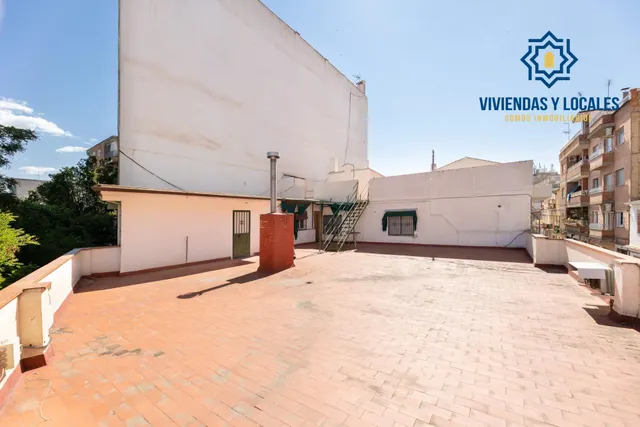 Local + vivienda en Avda. Cadiz — 29