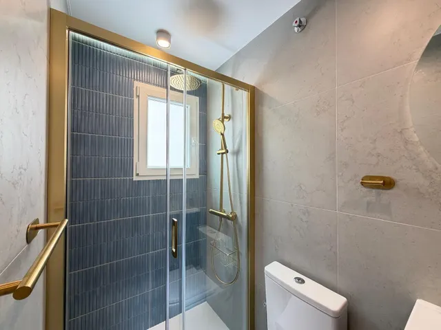 Apartamento totalmente reformado con vistas al mar y a 100 metros del puerto. con 3 dorm. 2 baños. superficie de 100 m2. — 20