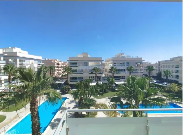 Moderno apartamento con amplia terraza, vistas a la piscina 