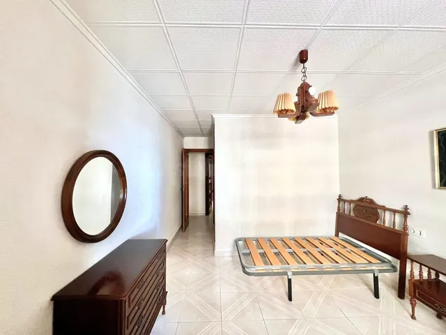 Amplio apartamento (aprox. 90 m2 - 2.ª planta) en primera línea de Playa del Acequión. Gran balcón con vistas al mar (suroeste), piscina comunitaria, cerca del centro, y directamente en la playa. — 23