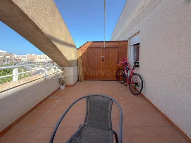 Centro! Interesante ático semireformado, con gran terraza e  - foto 2