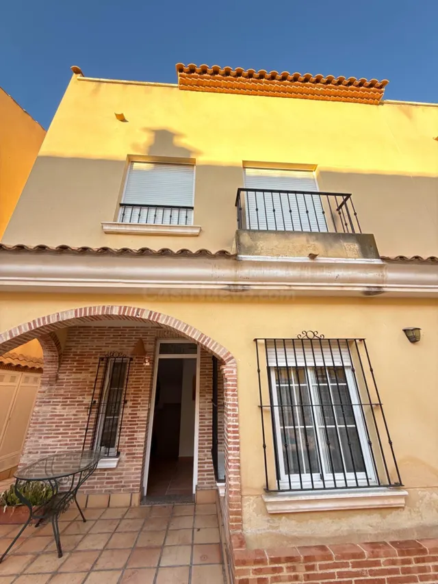 Bungalow con jardín privado, garaje y piscina comunitaria en - foto 3