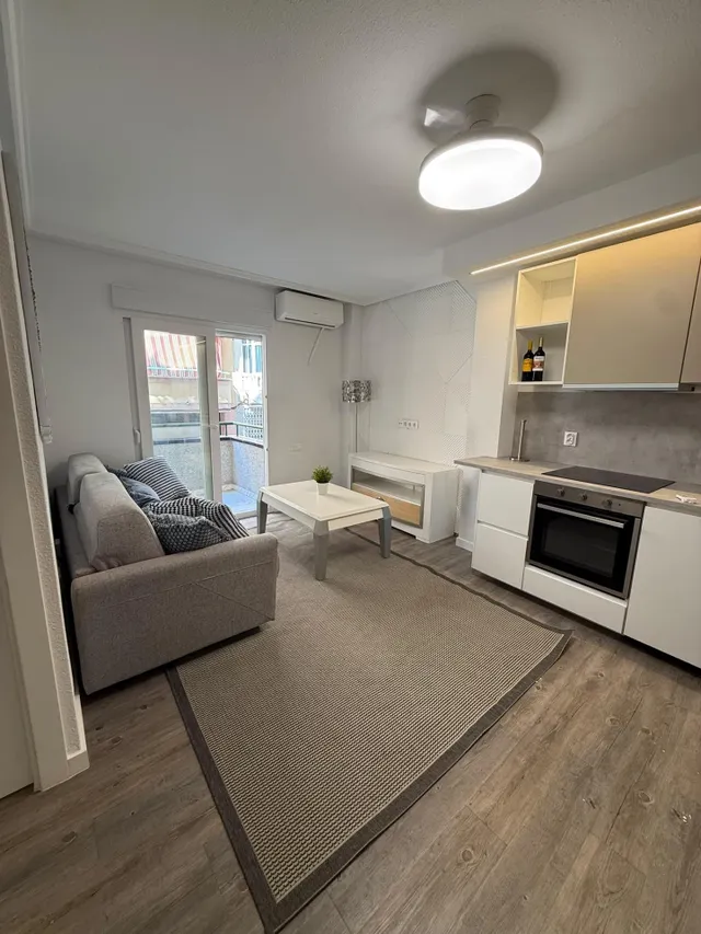 Apartamento reformado con terraza, Alicante, Torrevieja. 2 habitaciones, 50 m2, a 450 metros del mar — 9