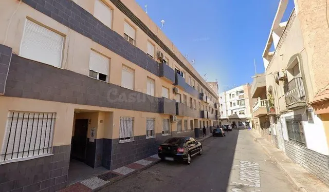 SE VENDE piso OKUPA en C Larache 23 de Roquetas de Mar - foto 2