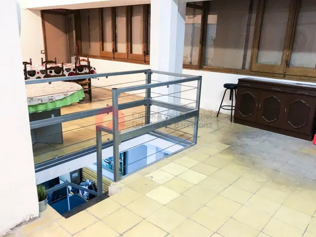 Local comercial de 990 m2 distribuidos en 2 plantas y con 2 viviendas. — 18