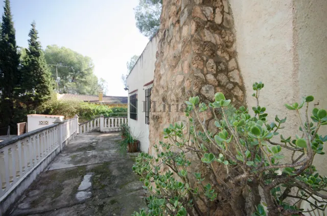 Ref. 04405.- EXCLUSIVA.- Chalet independiente con piscina en Urb. Camp Llíria. — 48