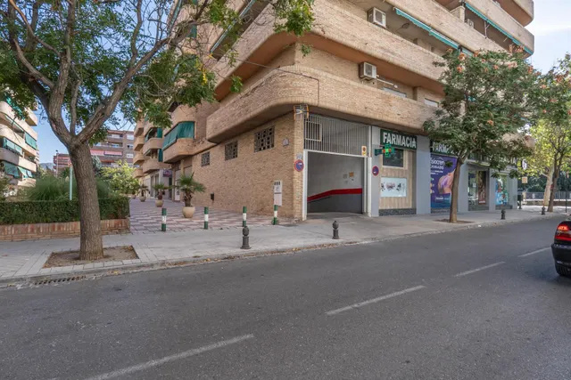 Plaza de garaje cerrado con estanterías en parque Genil cerca de Hospital La Inmaculada — 24