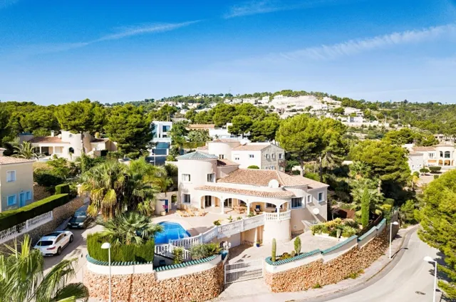 MAJESTUOSA VILLA CON VISTAS AL MAR, CERCA DE LA PLAYA DE LA 