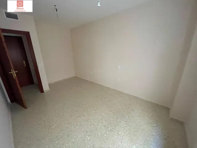 ALQUILER PISO EN BADAJOZ, DETRAS HOSPITAL UNIVERSITARIO, PISO SIN AMUEBLAR, COCINA AMUEBLADA Y EQUIPADA, CLIMATIZADO, CON ASCENSOR Y GARAJE, LUMINOSO — 14
