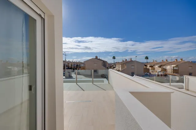 Villa moderna de 3 dormitorios con piscina privada en Aguas Nuevas, Torrevieja — 46