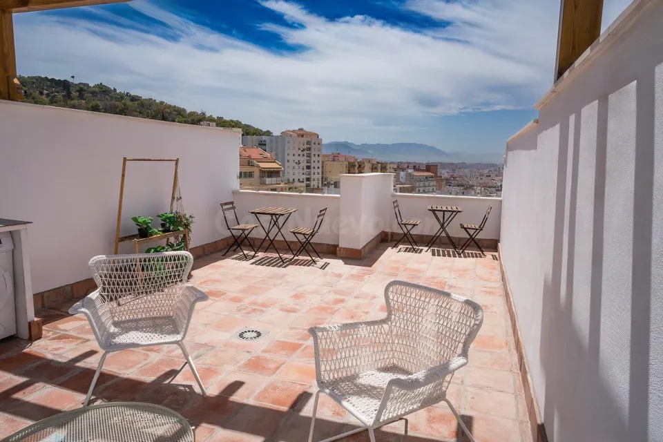 Espectacular ático dúplex con solárium privado y vistas despejadas en Conde de Ureña