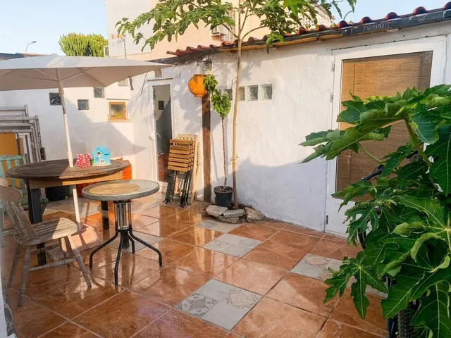 Tu refugio mediterráneo frente a la laguna rosa: un bungalow con amplio patio y muchas posibilidades — 15