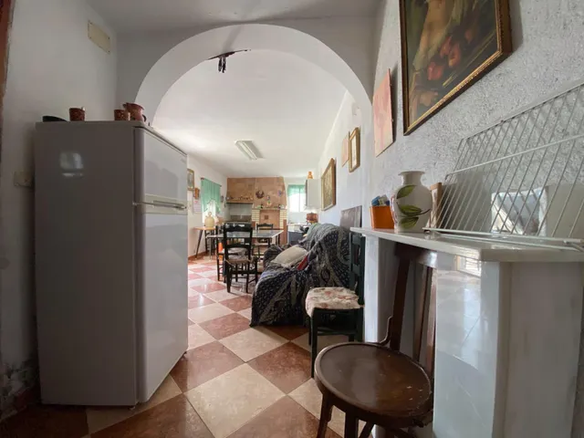 Se vende cortijo a distancia de a pie al pueblo — 12