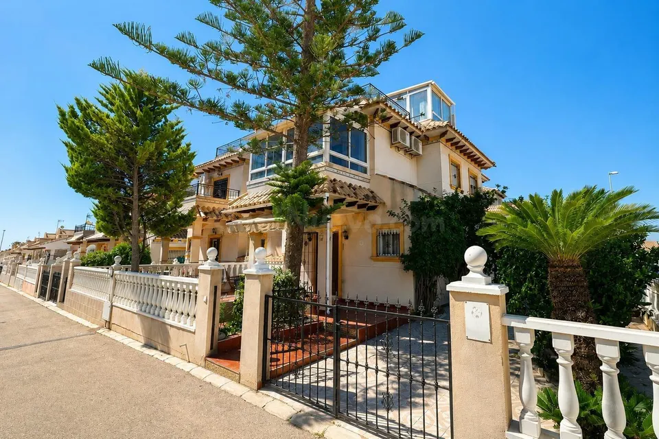 GRAN CHALET PAREADO EN ORIHUELA: 2 HAB, 1 BAÑO, 1 ASEO