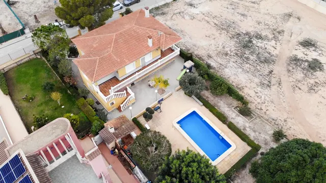 ESPECTACULAR CHALET EN MONTEPINAR CON PISCINA JARDÍN Y GARAJ