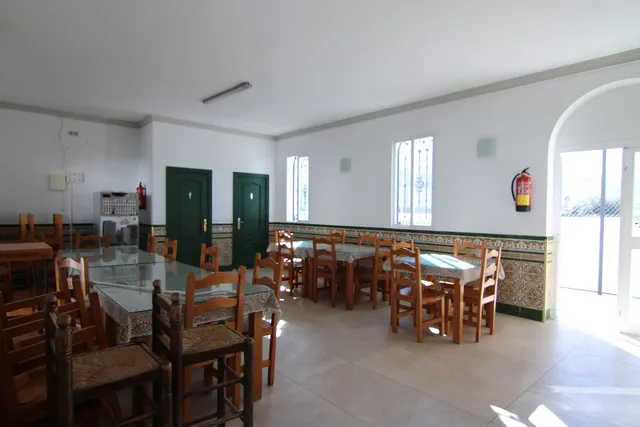 ¡OPORTUNIDAD EN COÍN! LOCAL COMERCIAL CON GRANDES POSIBILIDADES — 2
