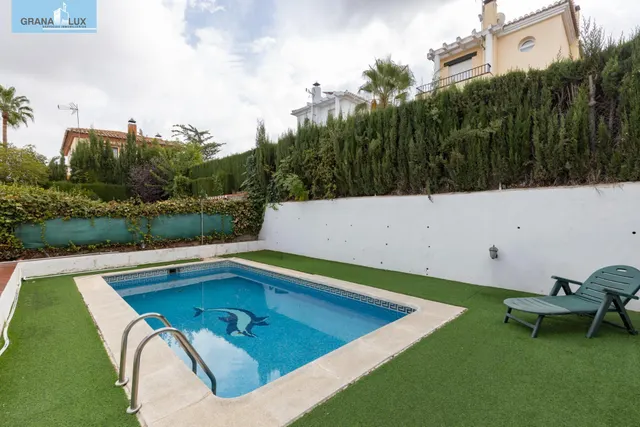 Casa independiente con piscina en La Zubia. — 37