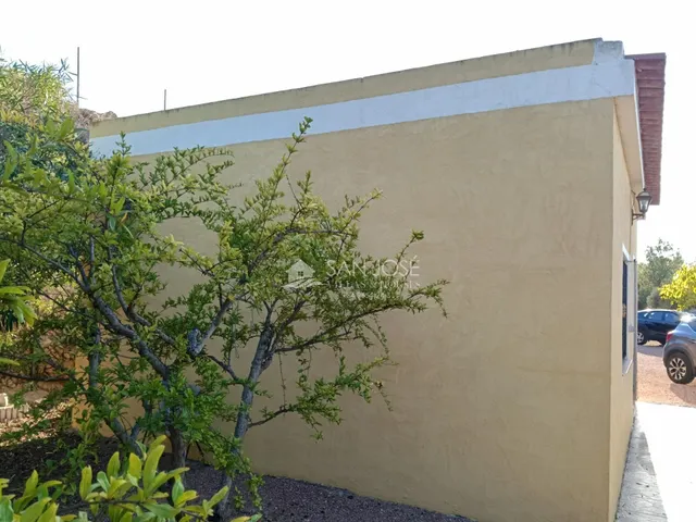 Se vende albergue con placas solares en buen estado cerca de Aspe — 31