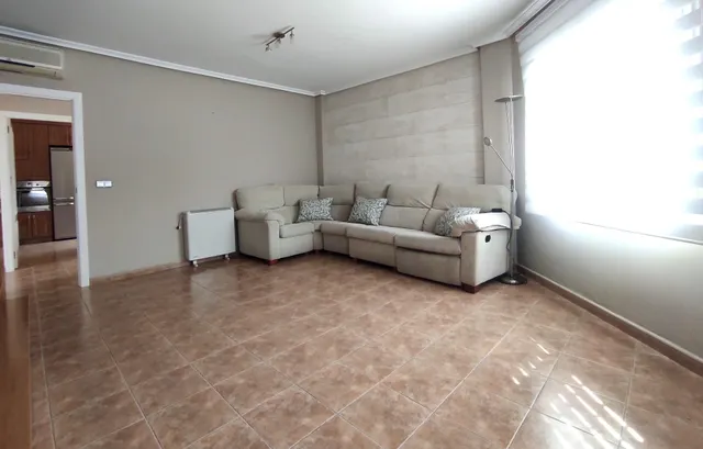 SE VENDE CASA CON AMPLIO PATIO EN PINOSO. — 2