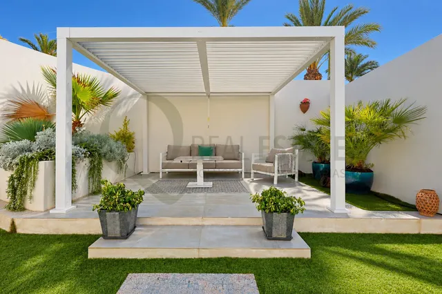 Espectacular chalet de esquina de diseño contemporáneo junto a la Playa de Muchavista — 7