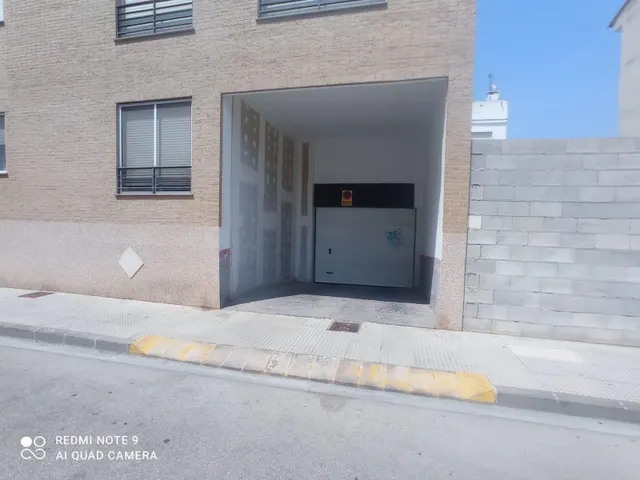 GARAJE PREPARADO PARA UN COCHE PEQUEÑO O MOTOCICLETA. — 2