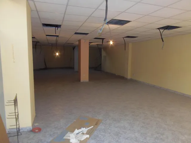 Se alquila local comercial con mucha fachada, muy cerca de El Corte Inglés y Parque Ribalta, frente — 12