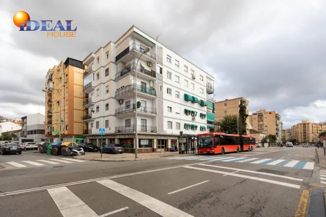 Localazo en esquina con mas de 30 de fachada. Avd de Dilar junto ambulatorio del Zaidín — 13