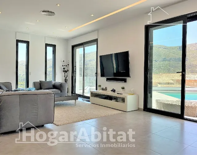 CHALET SEMINUEVO CON PISCINA, GARAJE Y VISTAS DESPEJADAS — 13