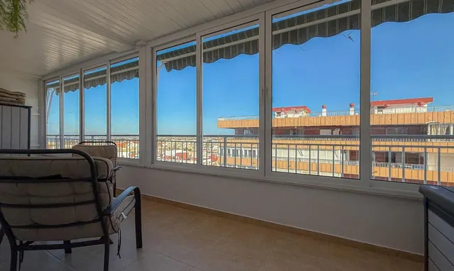 Ático reformado con vistas al mar, enorme terraza y piscina a 50 m de la playa en Torrevieja — 34