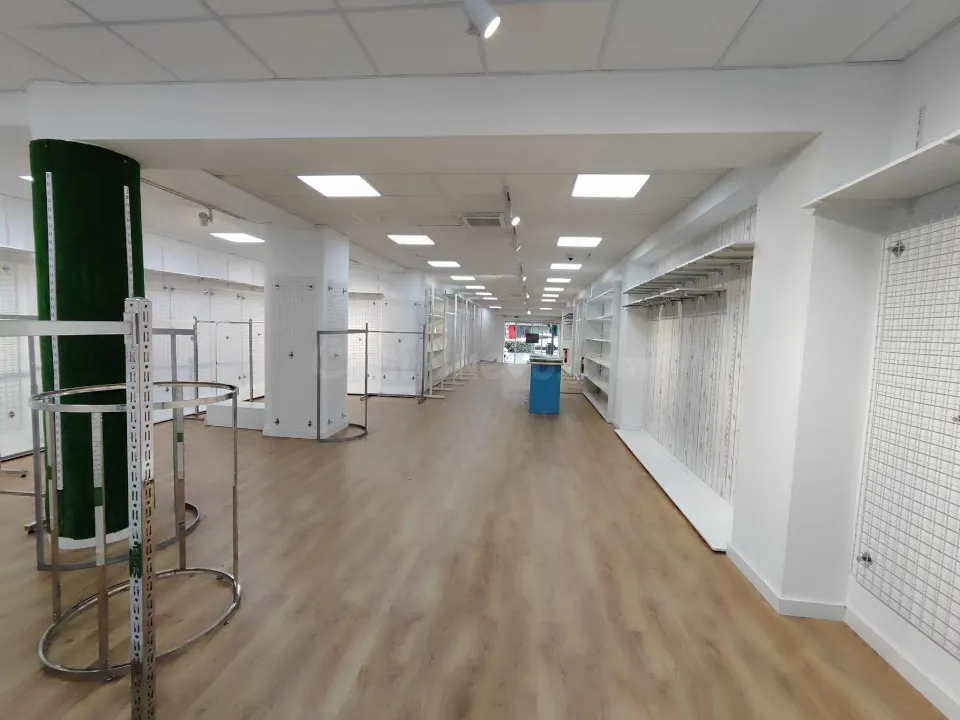 OPORTUNIDAD!! Local comercial en camino de Ronda, totalmente instalado. 180 M2