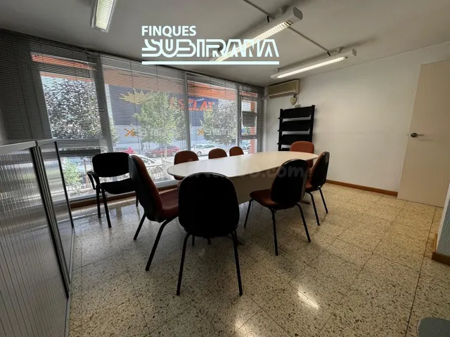 Local comercial lluminós i versàtil en una ubicació excel·le - foto 4
