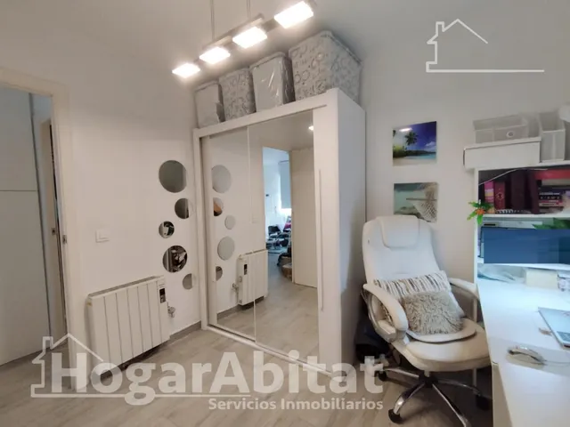 Espacio exterior, luz y privacidad en este adosado reformado en esquina con gran terraza y piscina comunitaria — 23