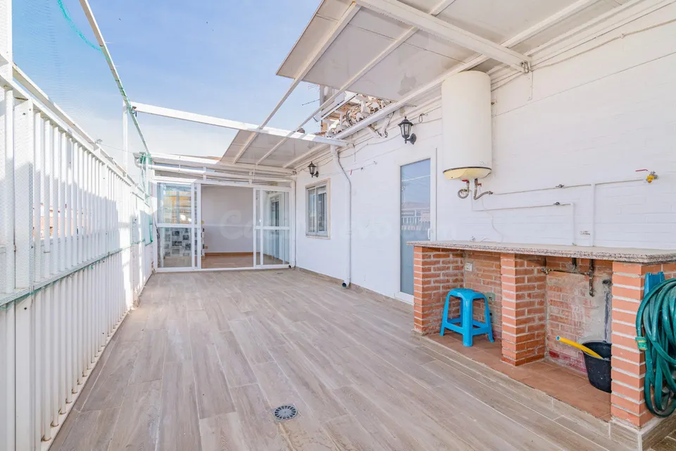 Atico muy amplio con gran terraza en Arabial