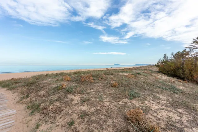 Vive el mar desde casa: parcela exclusiva en primera línea de playa en Xeraco — 4