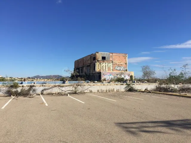 Parcela de terreno asfaltada con construcción, vista desde c - foto 3