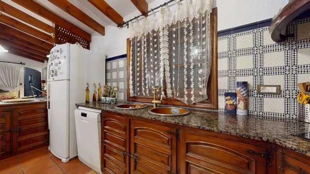 MAITINO AMPLIO CHALET CON PISCINA, PISTA DE TENIS CON VESTUARIOS Y BARBACOA — 10