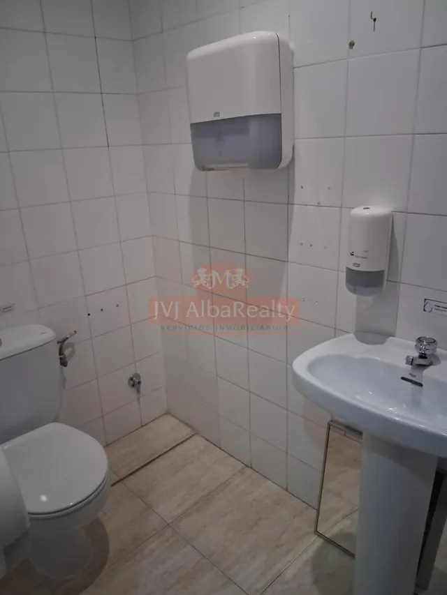 EN VENTA O ALQUILER ESPECTACULAR LOCAL EN ZONA INDUSTRIA — 17